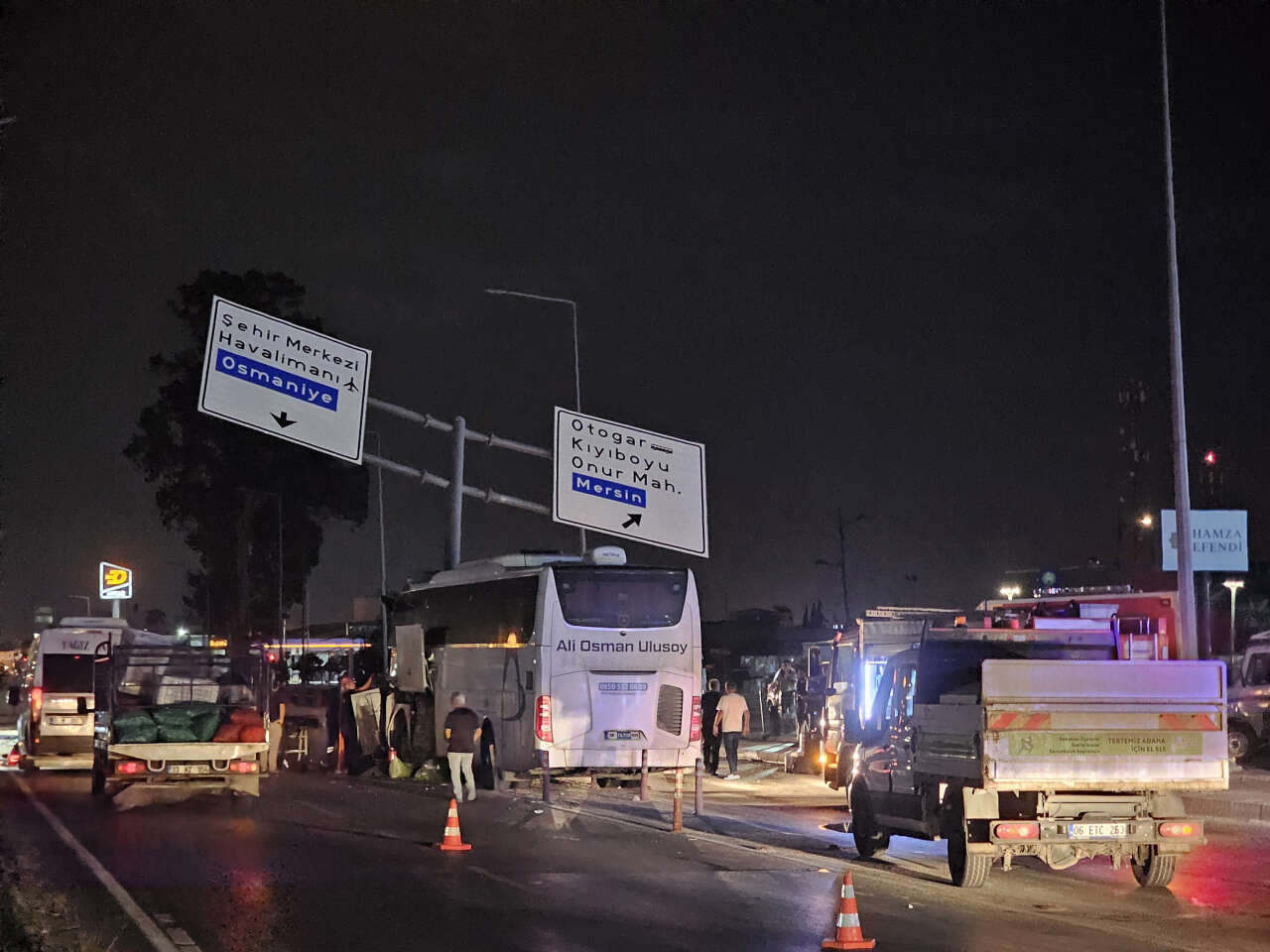 Yolcu otobüsü direğe saplandı! 11 yaralı var 2